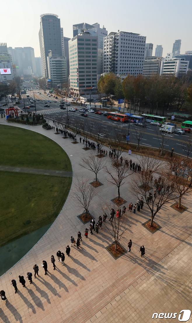 7일 서울광장에 마련된 신종 코로나바이러스 감염증(코로나19) 중구 임시선별검사소에 시민들이 길게 줄 서 있다. 2021.12.7/뉴스1 © News1 안은나 기자