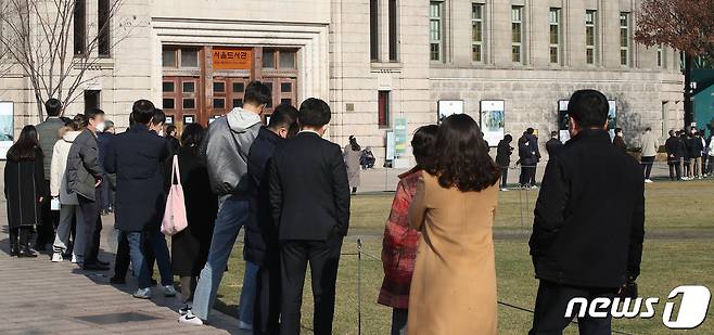 신종 코로나바이러스 감염증(코로나19) 신규 확진자가 7천명을 넘어선 8일 오후 서울광장에 마련된 코로나19 중구 임시선별검사소를 찾은 시민들이 검사를 받기 위해 줄지어 서 있다. 2021.12.8/뉴스1 © News1 임세영 기자