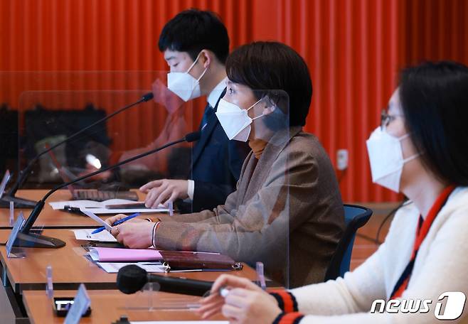 유은혜 부총리 겸 교육부 장관이 8일 서울 영등포구 양화중학교에서 소아청소년 백신 관련 전문가, 학부모 등과 함께 청소년 백신접종을 주제로 온라인 간담회를 하고 있다. (교육부 제공) 2021.12.8/뉴스1