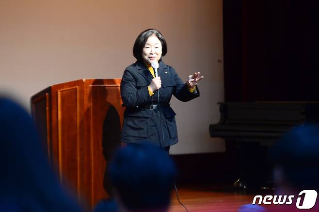 심상정 정의당 대선 후보가 8일 오후 광주 동구 조선대학교 사범대학 6층 연주홀에서 열린 청년대학생과의 대화에서 발언을 하고 있다. 2021.12.8/뉴스1 © News1 정다움 기자