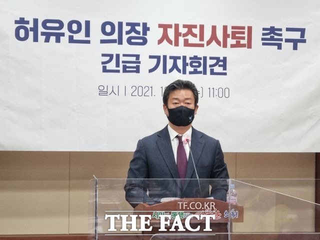 순천시의회 김병권 의원이 허유인 현 의장의 자진 사퇴를 요구하며 기자회견문을 읽고 있다. /유홍철기자