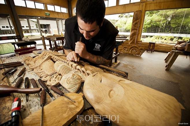 테푸이아에 있는 마오리 공예학교에서 전통 방식으로 마오리 조각을 체험할 수 있다 ⓒEric Lindberg