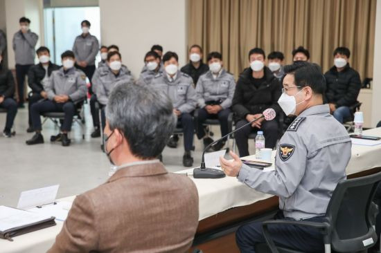 김창룡 경찰청장이 7일 경기 구리경찰서를 찾아 물리력 대응 훈련을 참관하고 현장 경찰관들과 간담회를 하고 있다.[사진제공=경찰청]