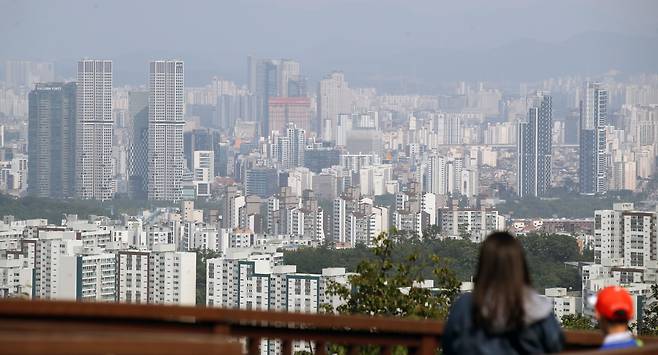 지난 6월 2일 서울 중구 남산에서 바라본 성동구 아파트(위쪽) 일대. /연합뉴스