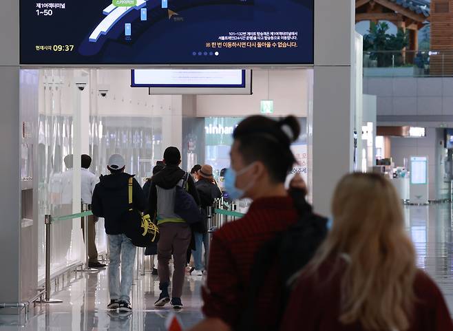 6일 오전 인천국제공항 제1여객터미널에서 외국인 등 공항 이용객들이 출국 보안 검색을 위해 이동하고 있다. /연합뉴스