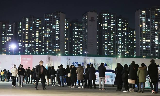 신규 확진이 사상 최다인 7175명을 기록한 8일 오후 서울 송파구 올림픽 공원에 설치된 임시선별진료소를 찾은 시민들이 검사를 받기 위해 줄을 서 있다. /연합뉴스