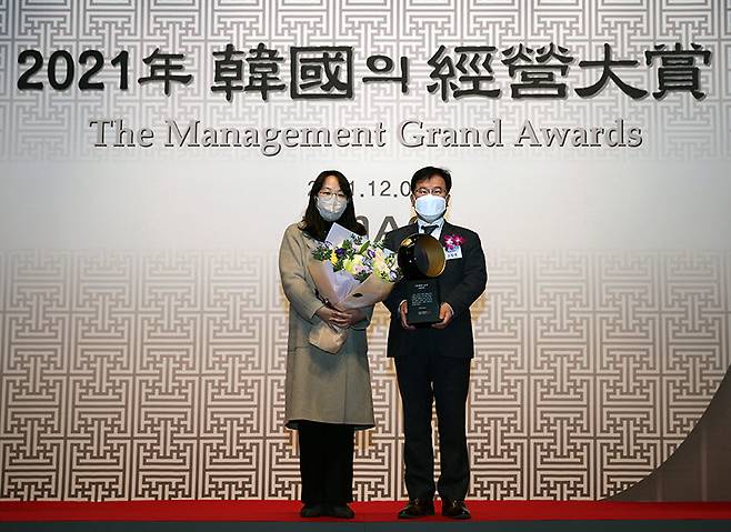 조항목 NS홈쇼핑 대표이사(오른쪽)가 2021 한국의 경영대상 지속가능경영 부문 종합대상을 수상하고 기념사진을 촬영하고 있다.