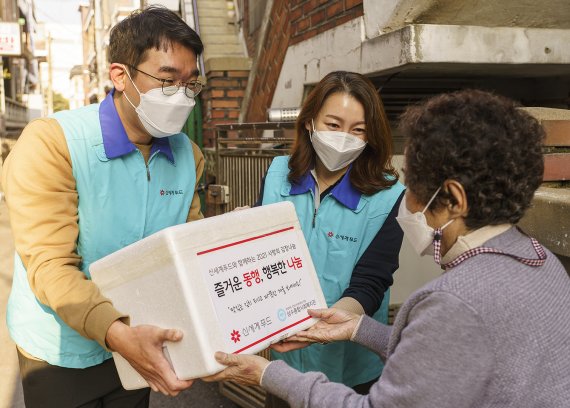 지난 7일 신세계푸드 직원들이 서울 성수동에 위치한 독거노인 가정에 '올반' 김치를 전달하고 있다. 신세계푸드 제공