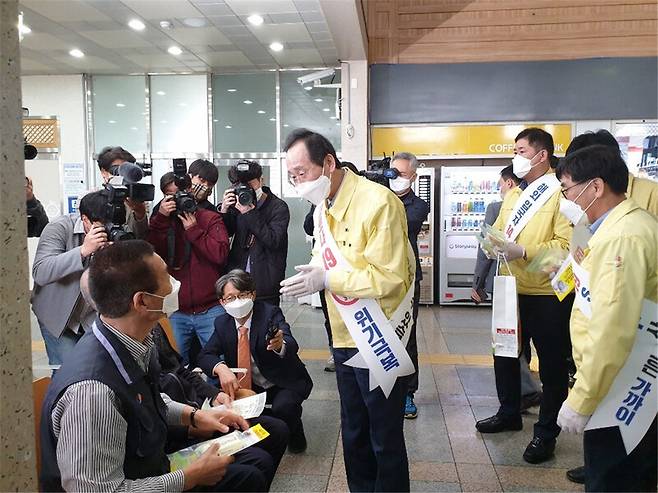 송하진 도지사 등 전북도 관계자들이 최근 공공이용시설을 찾아 방역 캠페인을 하고 있다.전북도 제공