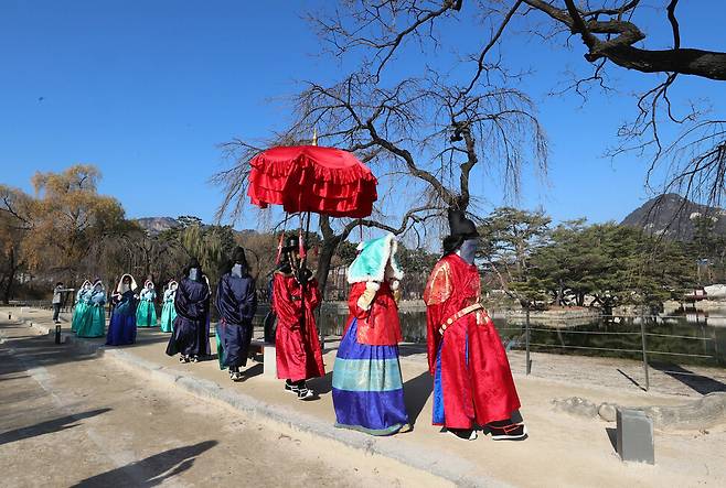 8일 오전 서울 종로구 경복궁에서 ‘왕가의 산책’ 행사가 열려 출연진들이 경회루 주변을 걷고 있다. 오는 24일까지 국왕과 왕비, 산선시위, 호위군사 등 총 40여 명의 출연진이 경복궁을 산책하는 장면을 재현해 과거 궁궐의 한 장면을 볼 수 있다. 신소영 기자 viator@hani.co.kr