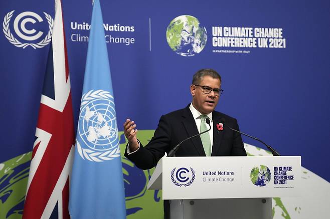 영국 알록 샤르마 COP26 의장이 지난달 13일 영국 스코틀랜드 글래스고에서 열린 26차 유엔기후변화협약 당사국총회(COP26)의 마지막 기자회견을 하고 있다. AP/연합뉴스