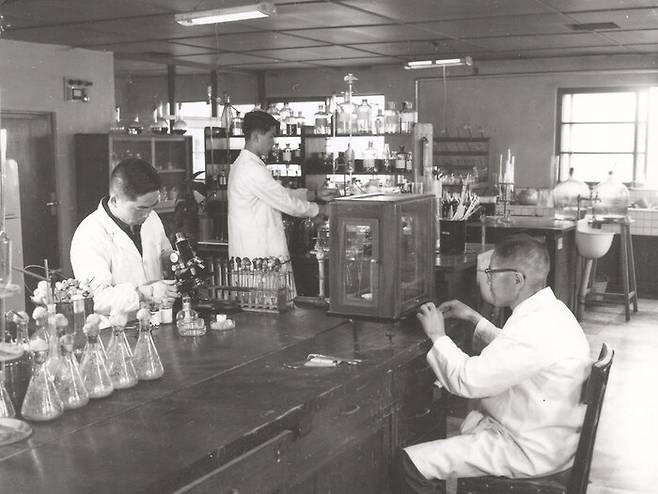 1960년대 샘표 창동 공장에서 연구원들이 발효 장 연구를 하고 있다. 샘표 누리집