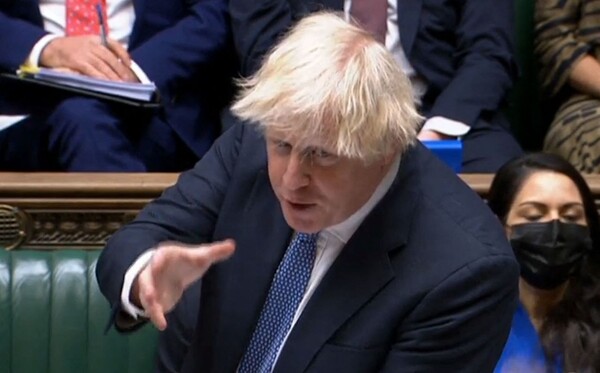 보리스 존슨 총리가 8일 영국 런던 의회에서 발언하고 있는 동영상 중 한 장면. AFP 연합뉴스