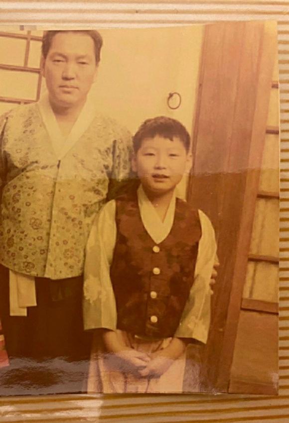 소년 윤석열(오른쪽)과 아버지 윤기중 연세대 명예교수.