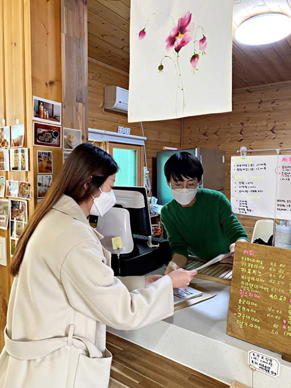 지난 7일 임고면 행정복지센터 직원이 지역 내 음식점·카페를 대상으로 영천시 전입 시책을 홍보하고 있다. [사진=영천]