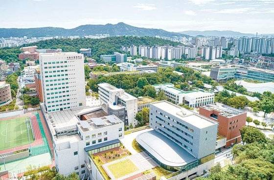 서울시립대는 교육비 투자와 학생들에 대한 지원을 나타내는 교육비 환원율이 529%로 전국 국공립 대학 중 최상위 수준이다. 반값등록금을 시행하는 중에도 30여종의 다양한 장학제도를 운용해 학생의 부담을 덜어준다. [사진 서울시립대]