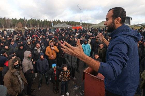 중동에서 벨라루스 항공기 편으로 벨라루스로 온 이주 희망자들이 11월 20일 폴란드 국경에서 오도가도 못한 채 대기하고 있다. 벨라루스가 이주민 밀어내기라는 방식으로 서유럽을 압박해 경제 제재를 완화하려고 일으킨 하이브리드 전쟁라는 평가가 많다. TASS-연합뉴스