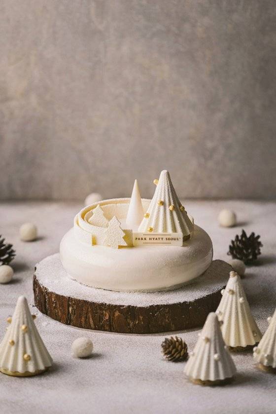 파크 하얏트 서울의 케이크는 화이트 크리스마스의 새하얀 설원을 담은 동화 같은 디자인으로 어린 시절의 추억을 떠올리게 한다. 사진 파크 하얏트