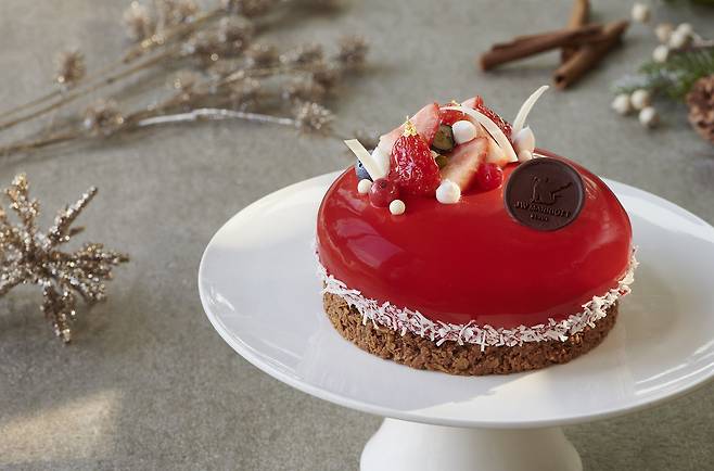 JW 메리어트 호텔 케이크션 중 가장 눈길을 사로잡는 ‘미러 글레이즈 무스 케이크’는 부드러운 캐러멜 초콜릿 무스에 상큼한 살구 컴포트(설탕 조림)를 듬뿍 넣은 후 케이크 전체를 붉은 글레이즈(설탕 시럽)로 감싸 화려한 비주얼을 자랑한다. 사진 JW 메리어트 호텔 서울