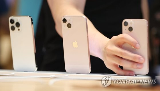 애플 신형 스마트폰인 아이폰13 시리즈 판매가 시작된 지난 10월 8일 오후 서울 강남구 가로수길 애플스토어에서 시민들이 제품을 살펴보고 있다. [연합뉴스]