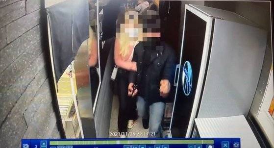 지난달 26일 A씨가 운영하는 광주광역시의 한 이자카야에서 음식값을 지불하지 않고 자리를 뜬 커플. [온라인 커뮤니티 보배드림 캡처]