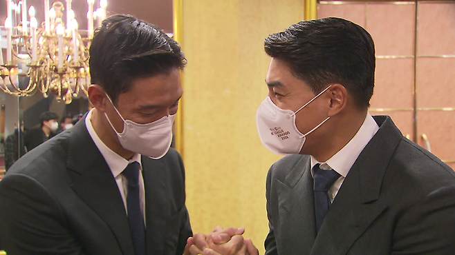 MVP를 두고 경쟁했던 홍정호와 주민규가 덕담을 주고받고 있다.