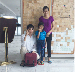 김승범 소방장(왼쪽)이 2017년 베트남을 방문해 후원 아동인 린 투이 트란을 만나 함께 포즈를 취하고 있다. 소방청 제공