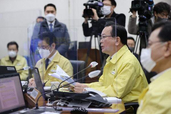 김부겸 국무총리가 8일 오전 경기도 수원시 경기도청에서 열린 코로나19 대응 중앙재난안전대책본부 회의를 주재하고 있다. [사진 출처 = 연합뉴스]