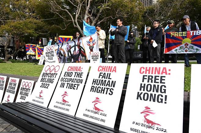 지난 6월 23일(현지시간) 호주 시드니에서 시위대가 중국 당국의 홍콩 민주화 탄압, 신장 웨이우얼(위구르), 티베트 지역 인권 침해 등을 앞세어 '2022년 베이징동계올림픽 보이콧'을 주장하고 있다. /사진=AFP
