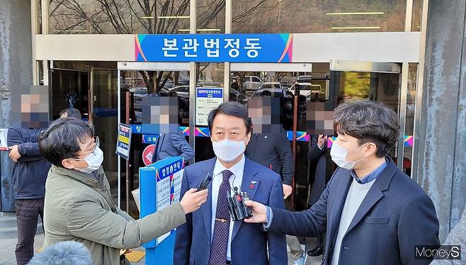 8일 오전 문준희 합천군수가 항소심 선고 공판을 마치고 법원을 나서면서 취재진의 물음에 답변하고 있다./사진=머니S 임승제 기자.