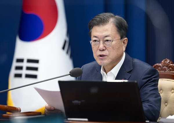 머니투데이 의뢰로 이뤄진 한국갤럽 여론조사 결과에 따르면 ‘대통령 직무수행 평가’에 대해 ‘잘하고 있다’는 응답은 37.2%로 집계됐다. 사진은 문재인 대통령이 지난 7일 청와대에서 국무회의를 주재하는 모습. /사진=뉴스1