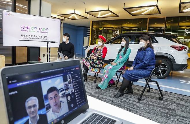 GM 한국 사업장의 다양성 위원회가 오는 10일까지 다양성 주간을 연다. 사진은 지난 7일 인천 부평구 GMTCK 엔지니어링센터 내 이노베이션 센터에서 열린 '다양성 이해를 위한 소통 강연'에 참석한 다문화 가정의 외국인 패널들이 행사에 참여한 임직원들과 대화를 나누는 모습. /사진=한국지엠