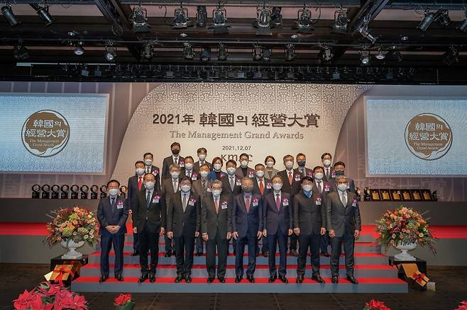 인천국제공항공사가 지난 7일 서울 중구 서울 신라호텔에서 열린 한국능률협회컨설팅(KMAC) 주관 ‘2021 한국의 경영대상’에서 고객가치 부문 최우수상을 수상했다. 사진은 신옥철(두번째줄 왼쪽 다섯번째) 공사 ESG 경영팀장이 시삭식에 참석한 모습. /사진=인천국제공항공사