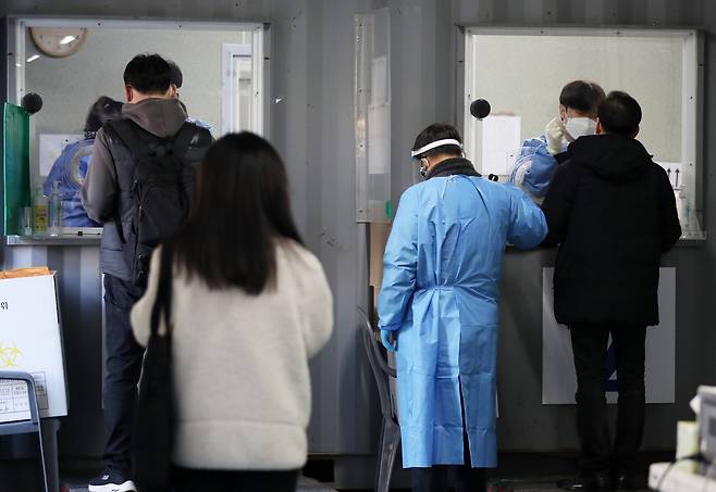신종 코로나바이러스 감염증(코로나19) 확산으로 신규 확진자가 7000명을 넘어선 8일 서울 동대문구 청량리역광장에 마련된 임시선별진료소를 찾은 시민들이 코로나19 검사를 받고 있다. /사진=뉴스1