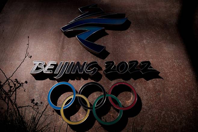 미국은 베이징 동계올림픽 외교적 보이콧에 동맹과 파트너들의 동참 여부와 관련해 각국이 스스로 결정할 문제라는 입장을 보이고 있다. 2022 베이징 동계올림픽 조직위원회 본부에 설치된 공식 로고. [로이터]