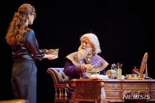 [서울=뉴시스]연극 '더 드레서' 공연 사진. (사진=국립정동극장 제공) 2021.12.08. photo@newsis.com