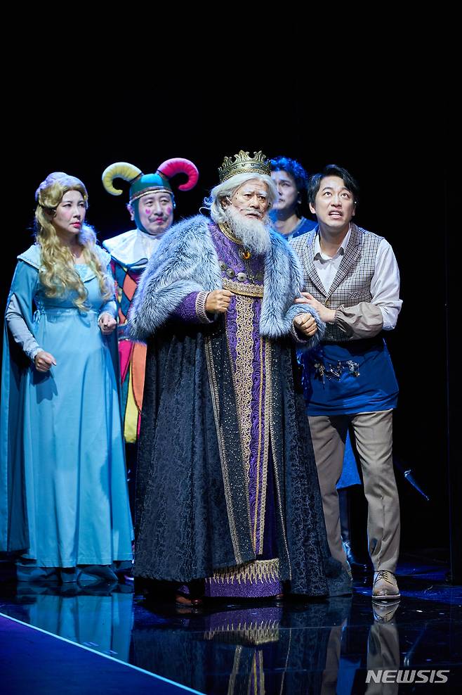 [서울=뉴시스]연극 '더 드레서' 공연 사진. (사진=국립정동극장 제공) 2021.12.08. photo@newsis.com