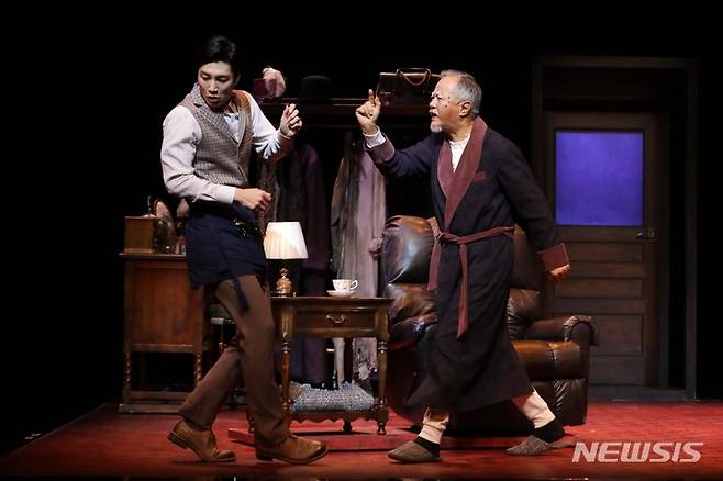 [서울=뉴시스] 박진희 기자 =  '난타' 제작자이자 배우인 송승환(오른쪽) PMC프러덕션 예술총감독이 지난 16일 서울 중구 국립정동극장에서 열린 2021 국립정동극장 연극시리즈 '더 드레서'(THE DRESSER) 프레스콜에서 하이라이트 장면이 시연되고 있다. 2021.11.22. pak7130@newsis.com