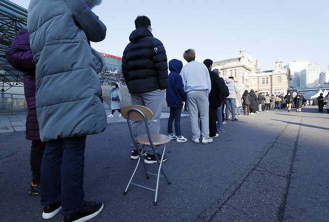 [서울=뉴시스] 고승민 기자 = 코로나19 신규 확진자 수가 사상 처음으로 7,000명을 넘은 8일 서울역 임시선별검사소에서 시민들이 검사를 받기 위해 줄을 서고 있다. 위중증 환자 수 역시 최초로 800명 이상 집계되면서 위기감이 고조되고 있다. 질병관리청 중앙방역대책본부(방대본)에 따르면 이날 0시 기준 코로나19 확진자 수는 7,175명 늘어 누적 48만9484명이다. 재원 중인 위중증 환자 수는 840명이다. 종전 최다였던 전날 774명보다 66명 증가했다. 2021.12.08. kkssmm99@newsis.com