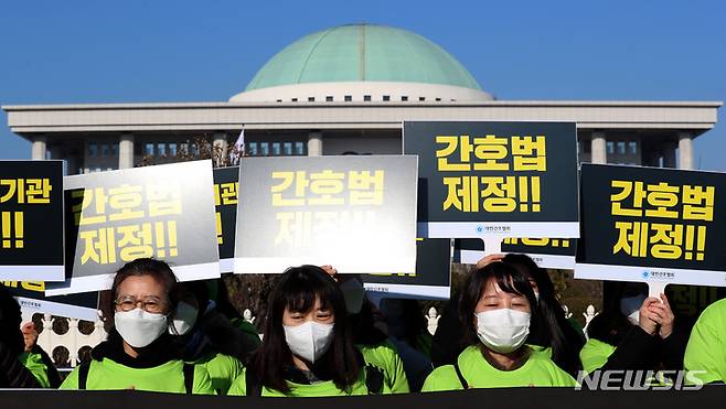 [서울=뉴시스] 이영환 기자 =  8일 오전 서울 여의도 국회앞에서 열린 간호법 제정과 불법진료·불법의료기관 퇴출을 위한 수요 집회에 참석해 구호를 외치고 있다. 2021.12.08. 20hwan@newsis.com