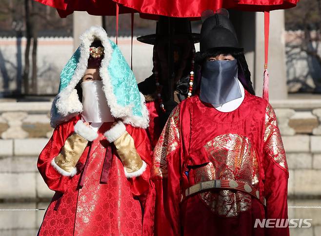 [서울=뉴시스] 고범준 기자 = 8일 오전 서울 종로구 경복궁에서 출연진들이 왕가의 산책을 진행하고 있다. 문화재청 궁능유적본부와 한국문화재재단은 오는 24일까지 국왕과 왕비, 산선시위, 호위군사 등 총 40여 명의 출연진이 경복궁을 산책하는 장면을 재현, 과거 궁궐의 한 장면을 볼 수 있도록 기획했다. 2021.12.08. bjko@newsis.com