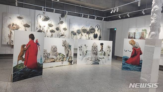[서울=뉴시스]김남표-윤두진 '사이'전시 전경.