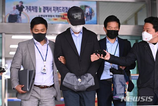 [수원=뉴시스]김종택기자 = 용인 반도체 클러스터 개발 예정지 인근 땅을 가족 명의로 사들여 투기한 혐의로 구속된 경기도청 전 간부 공무원 A씨가 지난 4월16일 오전 경기도 수원남부경찰서에서 검찰로 송치되고 있다. 2021.04.16.jtk@newsis.com