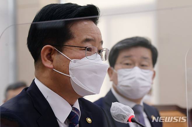 [서울=뉴시스] 김선웅 기자 = 김창룡 경찰청장이 지난달 29일 서울 여의도 국회에서 열린 행정안전위원회 전체회의에서 질의에 답변하고 있다. (공동취재사진) 2021.11.29. photo@newsis.com