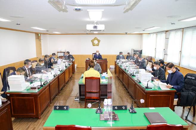 경주시의회가 예산을 심사하고 있다. 경주시의회 제공