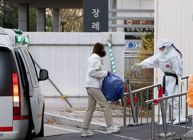 6일 오후 서울 중랑구 서울특별시 서울의료원에서 의료진이 환자를 안내하고 있다. 뉴시스