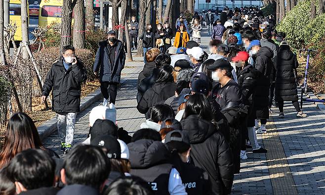 8일 서울 송파구 올림픽 공원에 설치된 임시선별진료소에를 찾은 시민들이 검사를 받기 위해 긴 줄을 서 있다. 연합뉴스