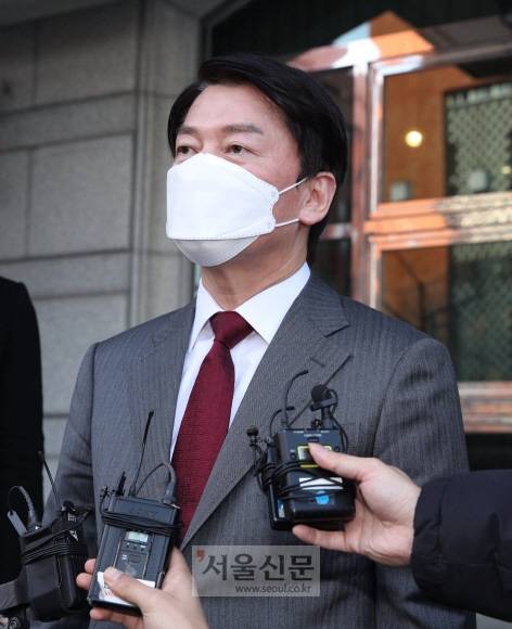 - 안철수 국민의당 대선 후보가 6일 오후 서울 여의도 켄싱턴호텔에서 심상정 정의당 대선 후보와 회동을 마친 뒤 기자들의 질문에 답하고 있다.  2021. 12. 6 김명국 선임기자 daunso@seoul.co.kr