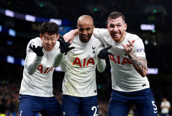 영국 출신 인기 배우 톰 홀랜드와 잉글랜드 프리미어리그(EPL) 토트넘에서 활약하고 있는 손흥민이 서로 응원을 주고받아 화제다. 사진은 지난 5일(현지시간) 열린 노리치 시티와의 EPL 경기에서 골을 넣은 뒤 동료들과 함께 스파이더맨 세리머니를 하고 있는 손흥민.런던 로이터 연합뉴스