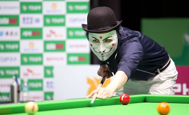‘당구 유튜버’ 해커가 지난 21일 김남수와의 PBA 투어 TS샴푸 챔피언십 8강전 도중 목적구를 조준하고 있다. [PBA 제공]